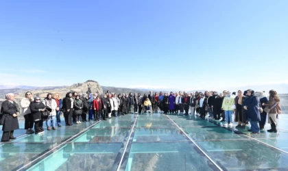 Başkan Güngör, Kadınlar Günü’nde Büyükşehir’in Kadın Personelleriyle Buluştu