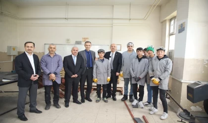 Dulkadiroğlu’nun Banklarını Meslek Liseliler İmal Ediyor