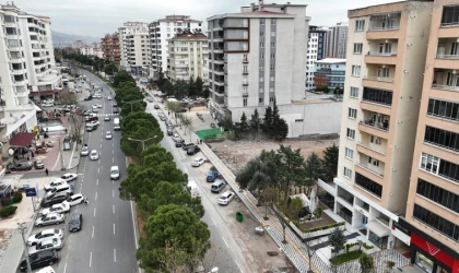 İsmet Karaokur Bulvarı’nda Yürüyüş Yolları Yenileniyor