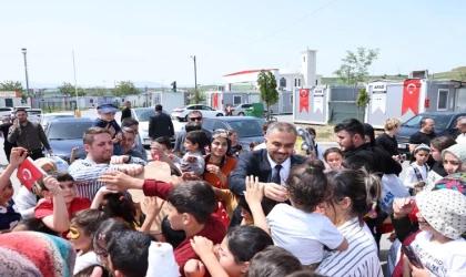 Başkan Toptaş, 23 Nisan’da depremzede çocukları unutmadı