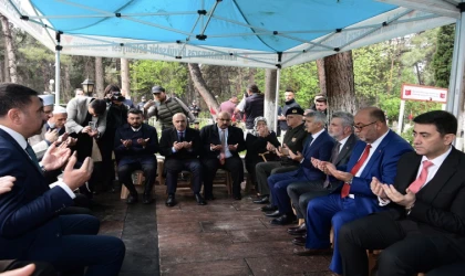 Şehitler ve Deprem Şehitleri Kabirleri Başında Dualarla Anıldı