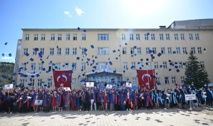 Göksun Uygulamalı Bilimler Yüksekokulu ve Göksun Meslek Yüksekokulunda Mezuniyet Coşkusu