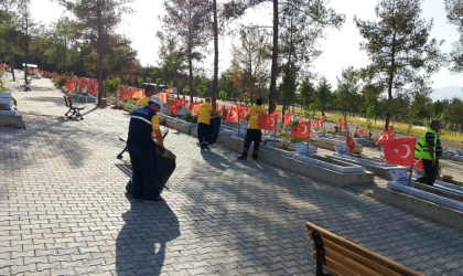 Kahramanmaraş'ta Şehitlik ve Mezarlıklar Bayrama Hazırlandı