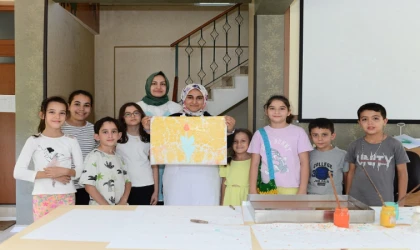 Minikler Hayal Gücünü Ebru Sanatına Döktü