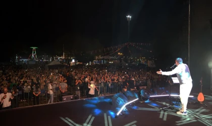 Yavuz Bingöl Söyledi, Müzikseverler Eşlik Etti