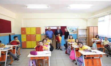 Güzelbahçe Belediyesi’nden öğrencilere çanta ve kırtasiye desteği