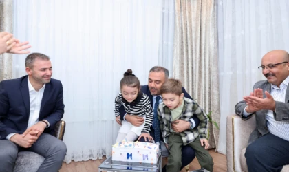 Başkan Toptaş’tan şehit öğretmenin kızı Gökçe’ye doğum günü sürprizi 