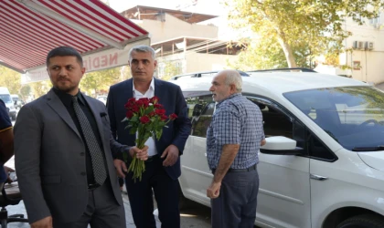 MHP'den Kadına Şiddete Dikkat: Erkeklere Gül Dağıtıldı