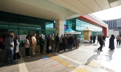 Büyükşehir’in Sıcak Çorba İkramı Gönülleri Isıtıyor