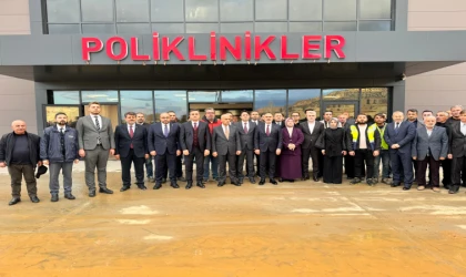 CHP’li Öztunç hastane yok dedi, AK Parti’li Kirişci hastanenin önünden açıklama yaptı