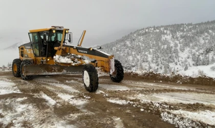 Büyükşehir’den Çağlayancerit Kırsalında Karla Mücadele Seferberliği