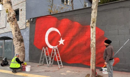Dulkadiroğlu Belediyesi’nden Anlamlı Çalışma: Duvar Yazıları Yerini Türk Bayrağına Bıraktı