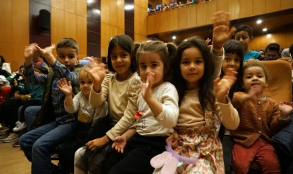 Sahne Maraş Oynadı, Çocuklar Kahkahaya Doydu