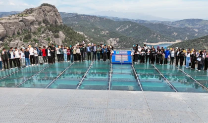 Gençler Ali Kayası’nda Sessiz Bir Edebiyat Yolculuğuna Çıktı