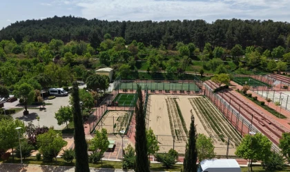 Büyükşehir, Yeşil Alanlardaki Halı Sahaları Yenilenen Yüzüyle Hizmete Sunuyor