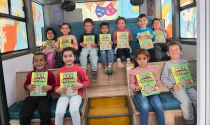Mobil Çocuk Kütüphanesi, Minik Kalplere Kitap Sevgisi Aşılamaya Devam Ediyor