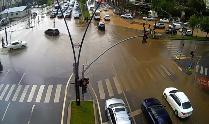 Sağanakla Caddelere Taşınan Çamurlar Temizlendi