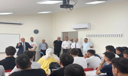 Rektör Bakan, Yeni Eğitim-Öğretim Yılının İlk Gününde Öğrencilerle Buluştu