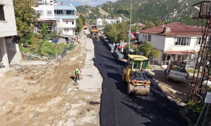 Büyükşehir, Andırın’da 2 Kilometrelik Arteri Sıcak Asfaltla Kaplıyor