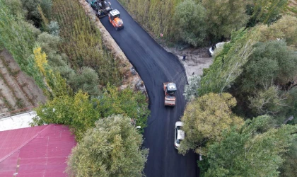 Büyükşehir’den Çağlayancerit Kırsalında Asfalt Atağı