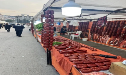 Onikişubat Belediyesi Zabıtası, tarihi geçmiş 850 kilogram sucuk ele geçirdi