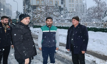 Onikişubat’ta kar mesaisi: Tüm ekipler sahada, çalışmalar aralıksız sürüyor