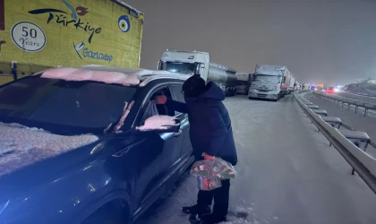 Şahbaz Derneği Kar Yağışında Yolda Kalan Vatandaşların Yanında