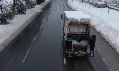 Zorlu kış şartlarına rağmen Onikişubat’ta temizlik hizmetleri aksamıyor