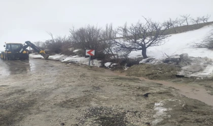 Büyükşehir, Sağanak Yağışların Vurduğu Kırsal Mahalle Yollarında da Görev Başında