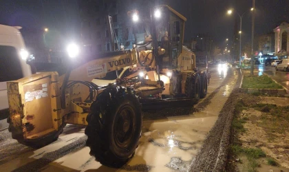 Büyükşehir’den Sağanak Yağışa Karşı Yoğun Mesai
