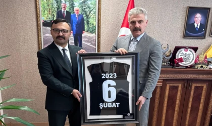 MHP’li Alperen’e 6 Şubat Deprem Şehitleri Özel Forması Hediye Edildi