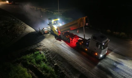 Büyükşehir’den Elmalar Yolunda Kesintisiz Asfalt Mesaisi