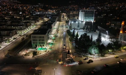 Büyükşehir’den Azerbaycan Bulvarı’nda Gece Asfalt Mesaisi