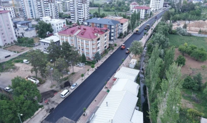 Büyükşehir’den Elbistan Pınarbaşı Caddesi’nde Kesintisiz Asfalt Mesaisi