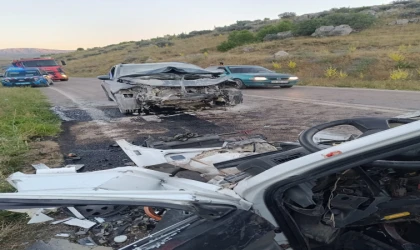 Kahramanmaraş’ta feci kaza: İki otomobil kafa kafaya çarpıştı, 2 ağır yaralı
