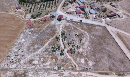 Büyükşehir, Elbistan İncecik’te Mezarlık Yolunu Kilit Parkeyle Yeniliyor