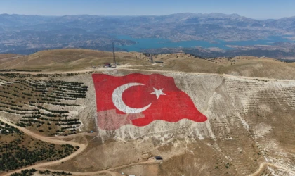 Dünyanın en büyük Türk Bayrağı, yeniden ilk günkü görkemine kavuştu