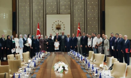 Cumhurbaşkanı Erdoğan, Ayser Çalık Ortaokulu Şehitlerinin Aileleriyle Bir Araya Geldi