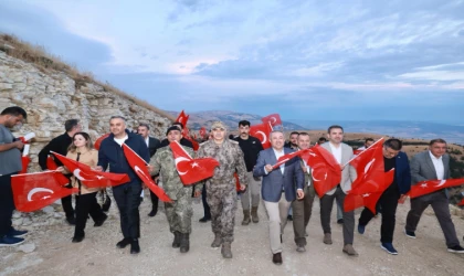 Dünyanın en büyük Türk bayrağında anlamlı 30 Ağustos Bayrağa Saygı Yürüyüşü