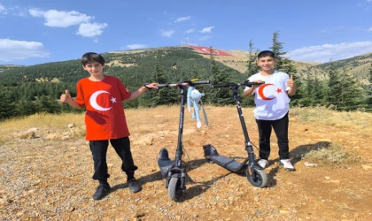 Scooterlarını bayrak sevgisi için sürdüler, zirvede dünyanın en büyük ay yıldızıyla buluştular