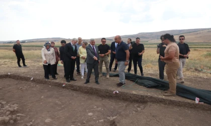 Vali Ünlüer, Domuztepe Höyüğü’nde Kazı Çalışmalarını İnceledi