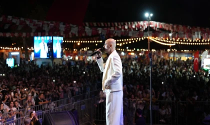 Zafer Bayramı Coşkusu Soner Sarıkabadayı Konseriyle Taçlandı